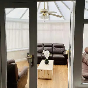 5-bedroom In Healing, Grimsby Healing
